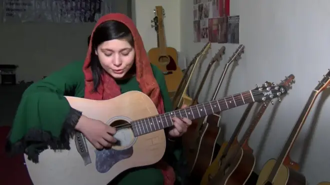 أطفال الشوارع الذين غيروا حياتهم بالموسيقى في أفغانستان