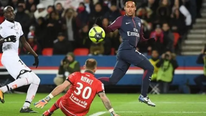 Neymar alizomwa na mashabiki wa Paris St-Germain baada ya kumnyima Edinson Cavani fursa ya kuwa mchezaji aliyeifungia klabu hiyo mabao mengi wakati wa mechi dhidi ya Dijon