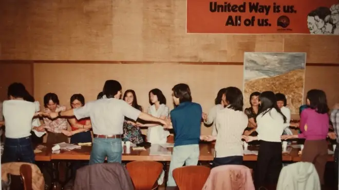 Sinh hoạt tại Đại học Berkeley trong lưu bút 1980 của tác giả. Sinh viên đồng ca Nối Vòng Tay Lớn