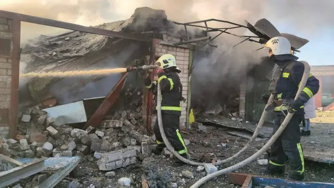 Рятувальники гасять одну з пожеж у Миколаєві