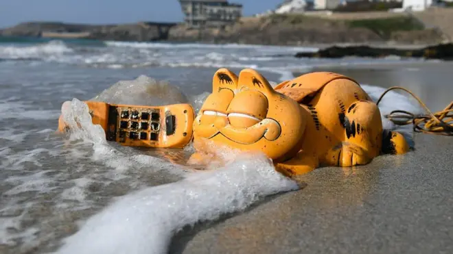 телефон на пляже