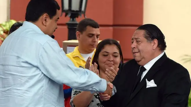 El presidente de Venezuela, Nicolás Maduro (izquierda), estrecha la mano al Hermann Escarrá en el palacio presidencial de Miraflores, en Caracas, el 7 de abril de 2016.