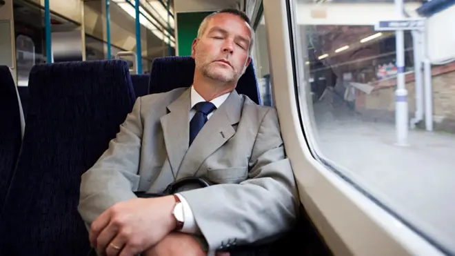 열차 안 좌석에서 잠든 남성의 모습