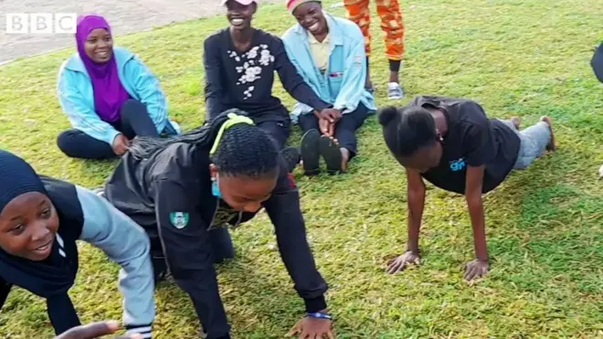 Wo bí arábìnrin yí àti àwọn akẹgbẹ rẹ̀ yí ṣé n fí ìdárayá tún àyíká ṣé