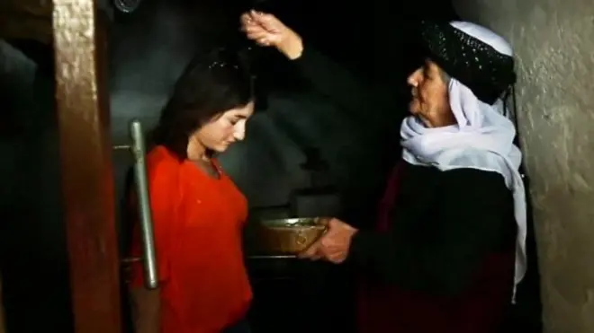 أيزيدية تتطهر في لاليش