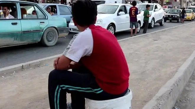 تنتشر في مدينة الموصل ظاهرة تسول الأطفال في الشوارع. ويقول سكان محليون إن عصابات تسيطر على هؤلاء الاطفال وتستغلهم.