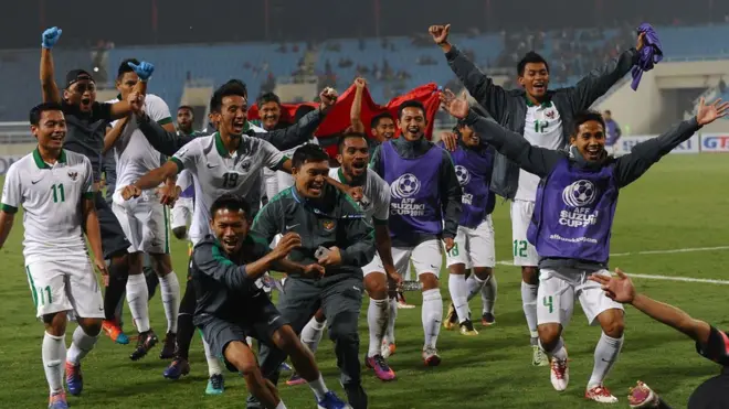 Indonesia maju ke final Piala AFF setelah secara agregat menyingkirkan Vietnam 4-3.