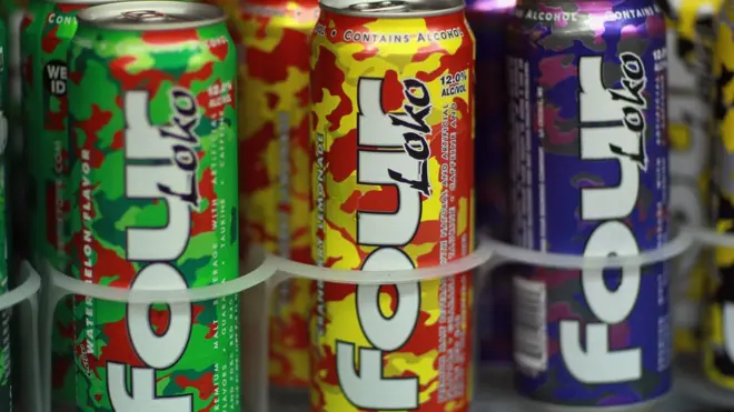 Las viejas versiones de Four Loko contenían cafeína, pero el gobierno de EE.UU. las sacó del mercado en 2010.