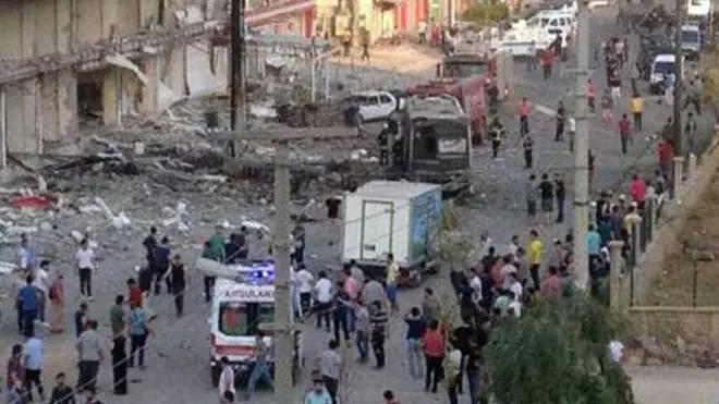 Mardin'in Kızıltepe ilçesinde düzenlenen saldırıda 1'i polis toplam 3 kişi hayatını kaybetti.