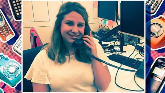 Natalie usando un teléfono fijo