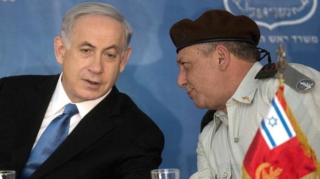 Gadi Eisenkot (R) and Benjamin Netanyahu pictured together