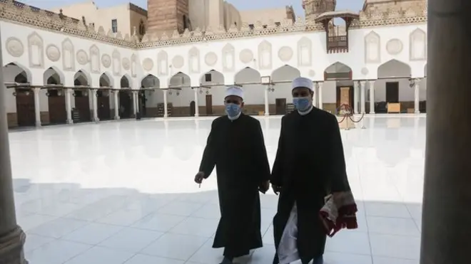 التزام بالكمامة مع عودة الصلاة إلى المساجد في مصر