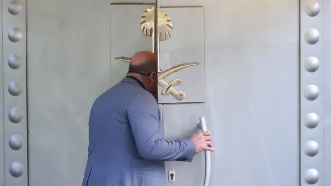 رجل يدخل مقر القنصلية السعودية في اسطنبول