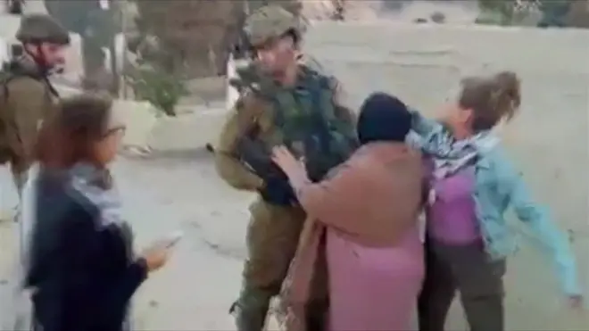 Fələstnli qız İsrail əsgərinin "şillələnməsi videosundan" sonra həbs olunub İnsidentdən əvvəl əsgərlər Ahed Təmimi adlı qızın evinin önündə fələstinlilərlə toqquşub.