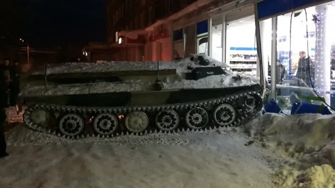 Мужчина угнал броневик и поехал за вином