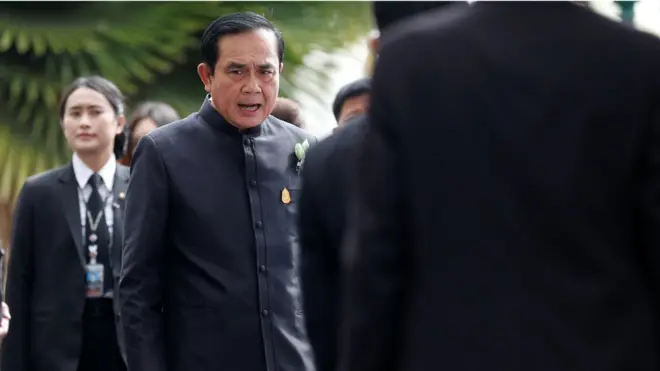 พล.อ.ประยุทธ์ จันทร์โอชา นายกรัฐมนตรี ที่ทำเนียบรัฐบาล ก่อนเข้าประชุม ครม.วันที่ 2 พ.ค.2560