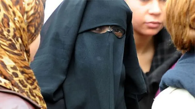 تیونس کے تویل المدت حاکم زین العابدین بن علی نے بھی سرکاری عمارتوں میں حجاب پر پابندی لگا دی تھی