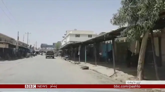 افغان ځواکونو د امریکايي هوايي ځواک په مرسته طالب وسله وال د افغانستان په لویدیځ کې له فراه ولایته په شا کړي خو طالبان وايي چې دوی خپله ښار پریښی.