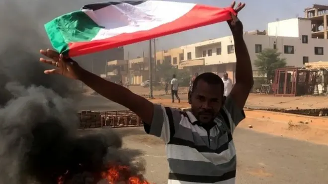 Uwigaragambya muri Sudan azunguza ibendera