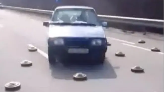 Ô tô vượt qua bãi mìn chống tăng ở Ukraine