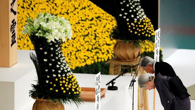 2018年8月15日，二戰日本投降73週年的紀念儀式上，明仁天皇和皇后向"全國戰沒者之靈"默哀。