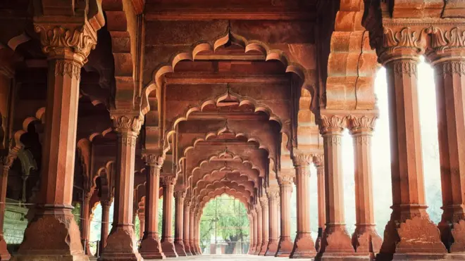 قلعے کی سرخ پھتر سے بنی دیواروں کی وجہ سے انگریزوں نے اسے ریڈ فورٹ کہا تو مقامی لوگوں نے ترجمہ کرتے ہوئے اس لال قلعہ پکارنا شروع کر دیا