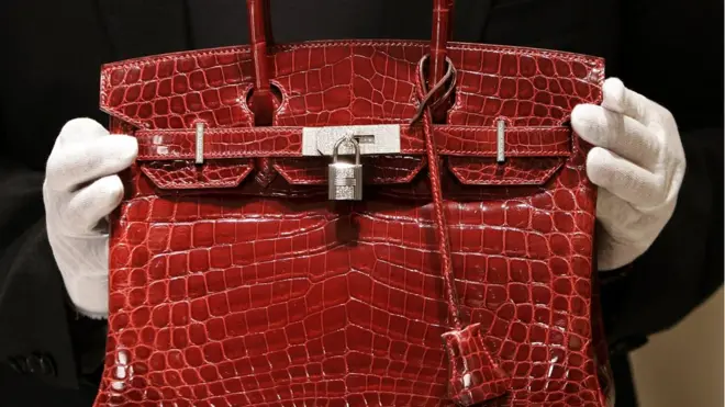 Крокодиловые Hermes Birkin иногла инкрустируют бриллиантами и продают на аукционах