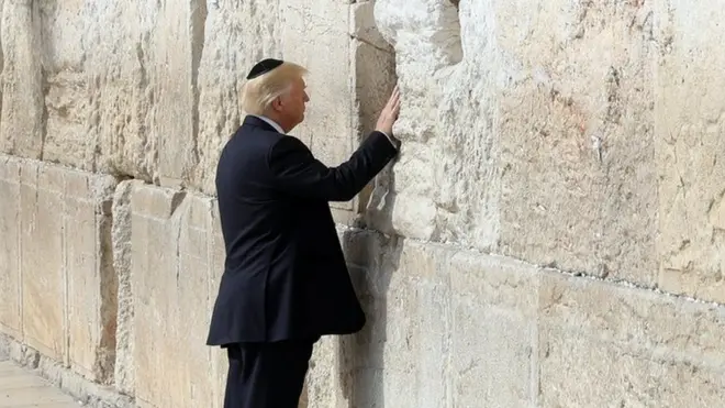 ښاغلی ټرمپ اسراییلو کې د لوېدیځ دېوال وړاندې دعا ته ودرېد.