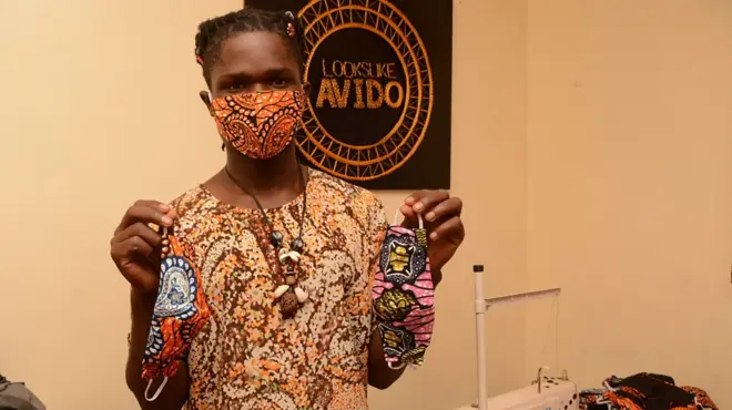 Les designers de mode confectionnent des masques de protections.