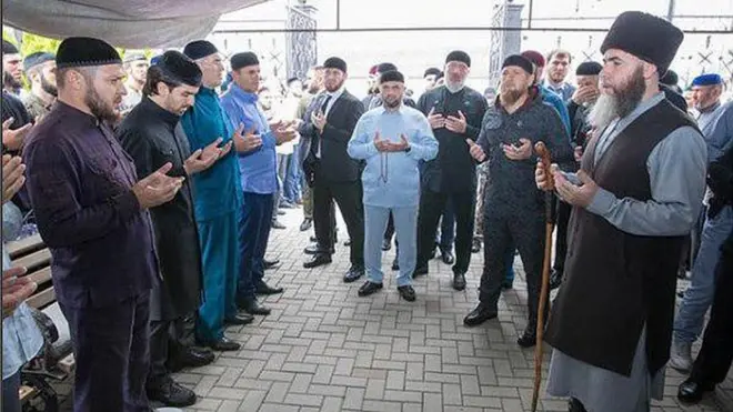 Когда стал понятен масштаб поминок, в родное село Темерханова прибыл и Рамзан Кадыров.