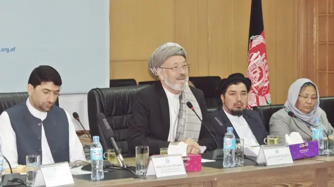 آقای خلیلی از رهبران طالبان نیز ‌خواست که آتش‌بس را تمدید کنند.