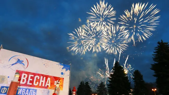 Фестиваль "Весна" у здания МГУ, несмотря на нейтральное название, был почти полностью посвящен теме аннексии Крыма.