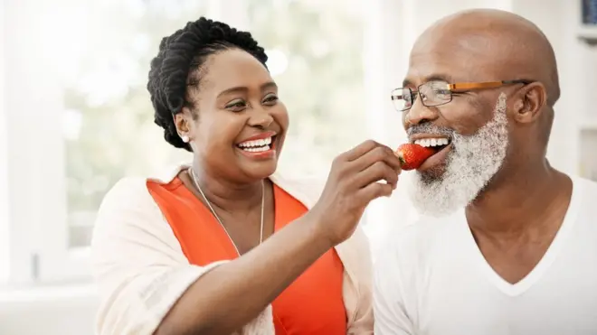 Couple qui mange une fraise