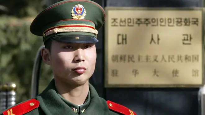 El gobierno de Pyongyan tiene una embajada en Pekín, la capital china.
