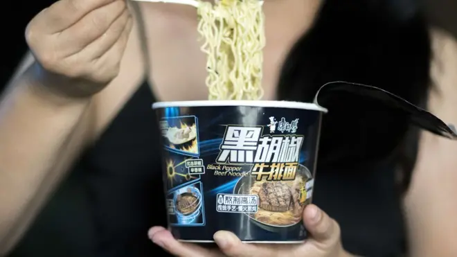 與整體消費放緩趨勢相反，方便麵、啤酒、榨菜等低價消費品銷量反彈。