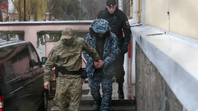 Российские конвоиры выводят украинского моряка (28 ноября 2018 года)