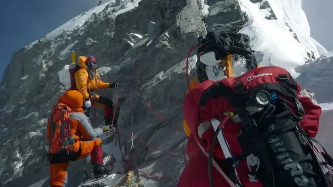 Альпинисты с кислородными баллонами восходят на вершину Эвереста