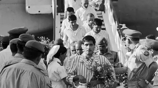 طیارے سے اترتے ہوئے پاکستان کے جنگی قیدی