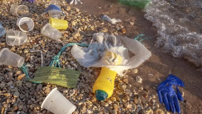 En Italie, des gobelets en plastique "usagés" sont transformés en toits d'abribus