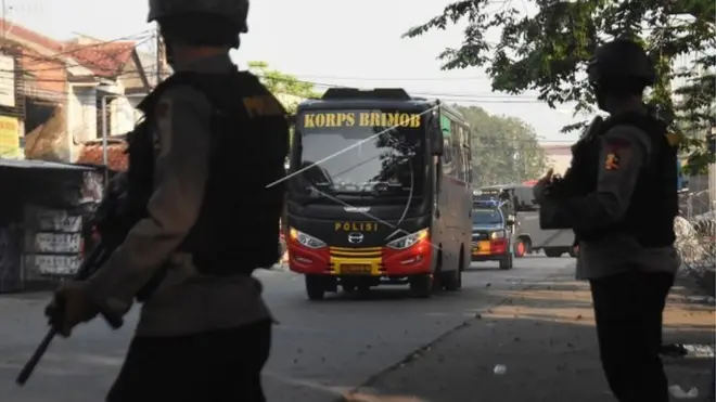 Sebanyak 145 tahanan teroris yang menyerah saat dilakukan penyergapan tindakan selanjutnya dibawa ke Lapas Nusakambangan.