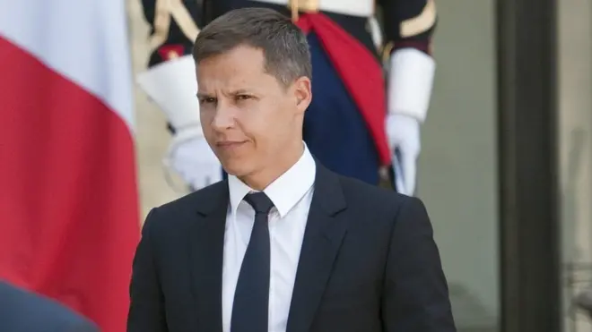 Boris Boillon tampil perlente dengan jas hitam dan kemeja putih. Ia pernah dikenal sebagai 'James Bond-nya kalangan diplomat'.