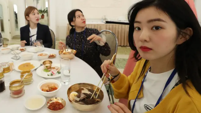 평양 냉면 전문점 옥류관에서 냉면을 먹고 있는 레드벨벳