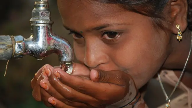 నీరు తాగుతున్న బాలిక