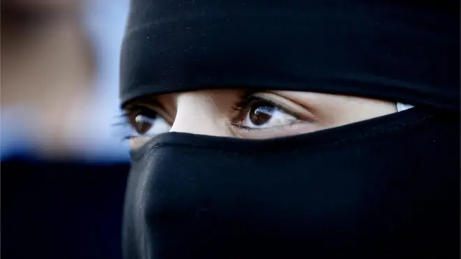 बुर्का पहनी महिला