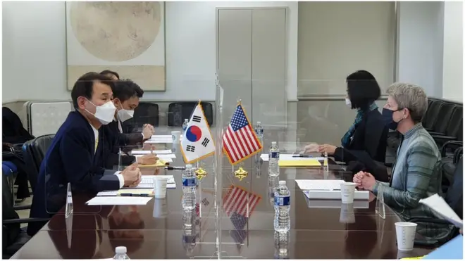 정은보 한미 방위비분담협상대사(왼쪽)가 7일(현지시간) 미국 워싱턴DC에서 열린 제11차 한·미 방위비분담특별협정(SMA) 체결을 위한 회의를 하고 있다