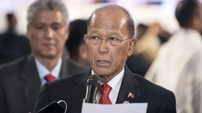 Bộ trưởng Quốc phòng Delfin Lorenzana nói quân đội Philippines đang hàng ngày cho các phi cơ quân sự hạng nhẹ bay trên đoàn tàu cá Trung Quốc ở Đá Ba Đầu
