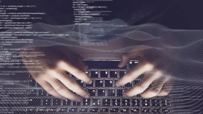 manos en computadora