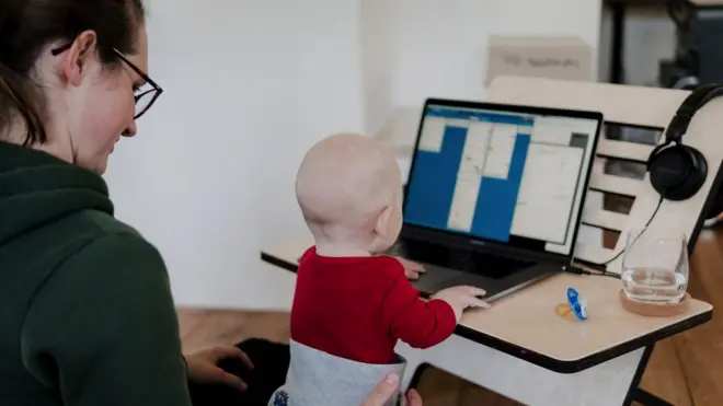 Для багатьох батьків пандемія Covid-19 розмила кордони між професійним і приватним життям