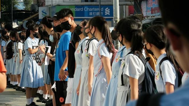 香港新界元朗中学生在街头组成人链抗议《逃犯条例》修订案与警察涉嫌滥用暴力问题（9/9/2019）