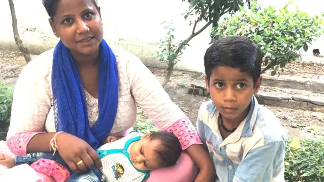 शालू अपने बीमार पति और बच्चों को संभाल रहीं हैं